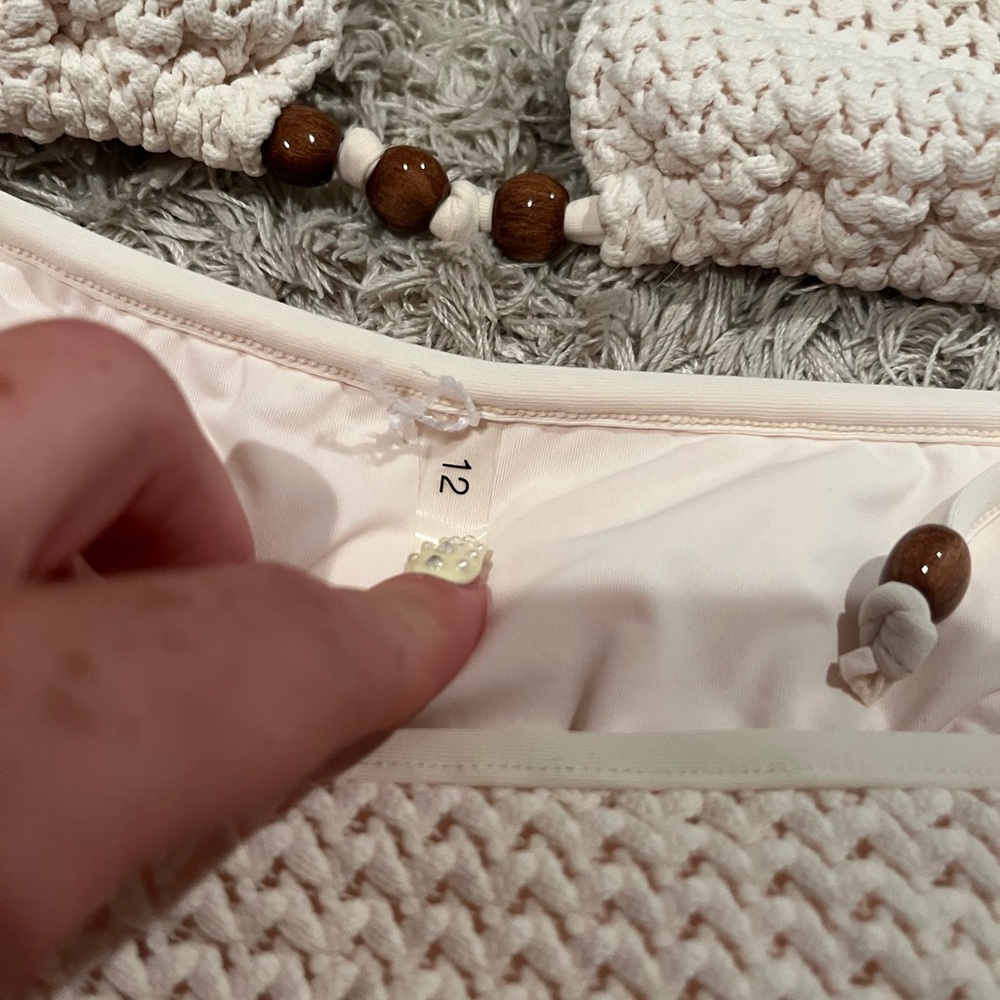 Elegant White Knit Bikini Set - Picture 2 of 4